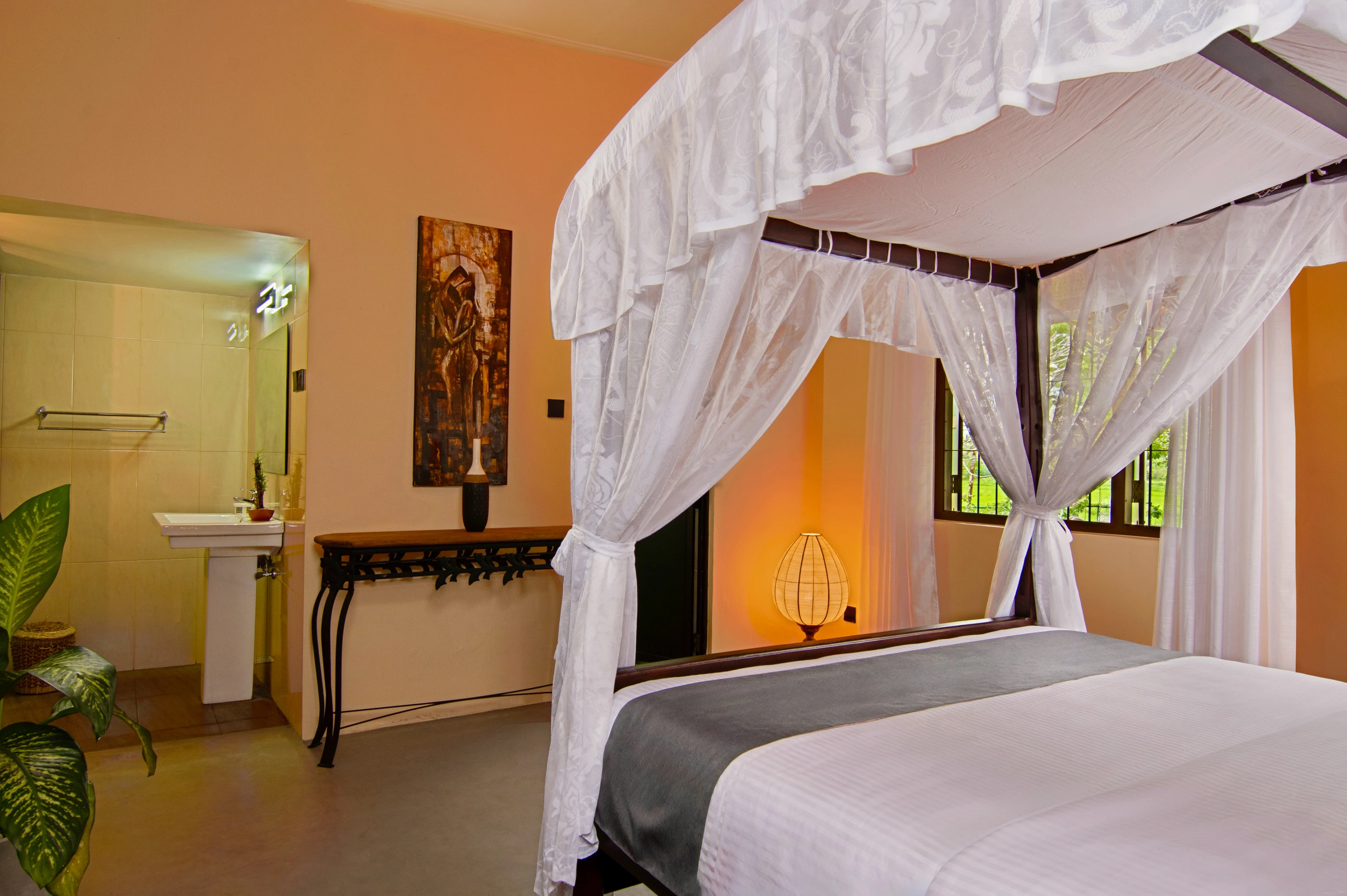 Master Suite with king size bed